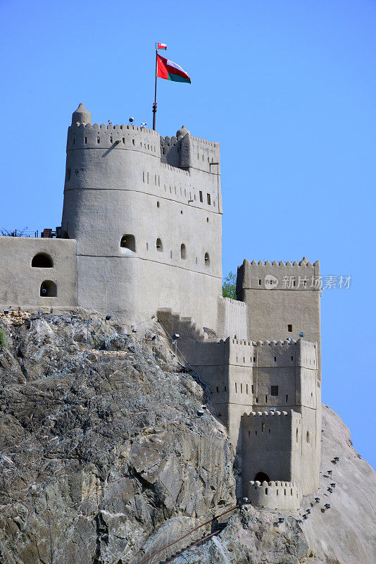 阿曼，马斯喀特，Al Jalali堡垒塔上飘扬着阿曼国旗